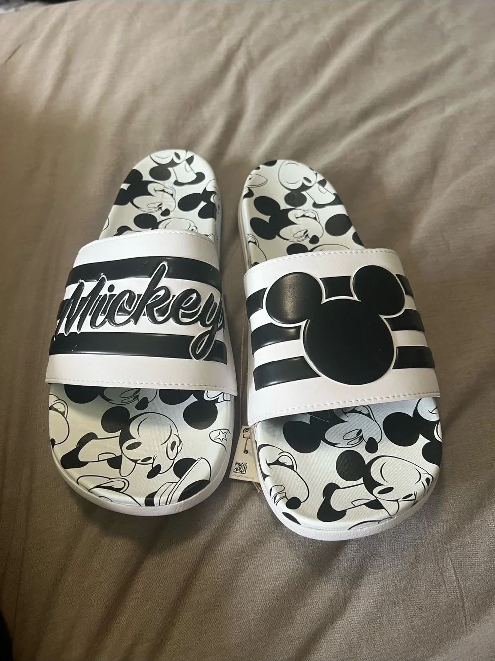 Mens adidas White & Black Mickey Graphic Slide Sandals adilette comfort size 10 - Picture 1 of 3